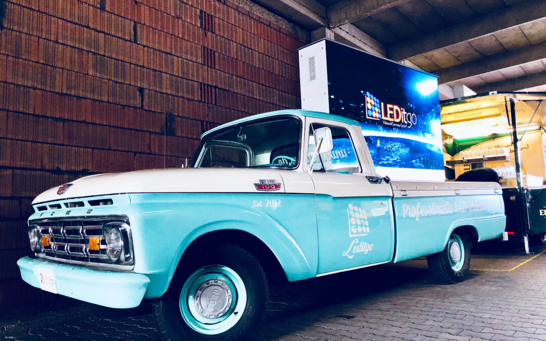 Ford F-100 Oldtimer mit 3,9mm LED-Wand  Ford F-100 Oldtimer mit 3,9mm LED-Wand