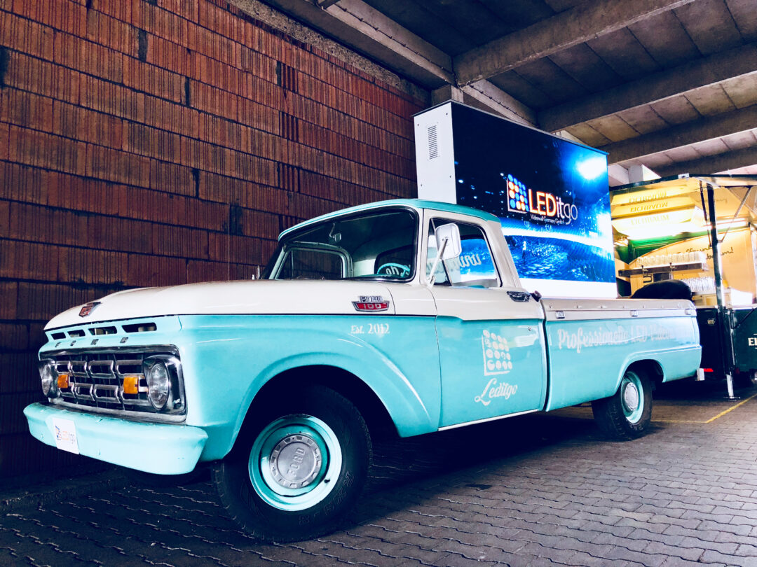 Ford F-100 Oldtimer mit 3,9mm LED-Wand  Ford F-100 Oldtimer mit 3,9mm LED-Wand