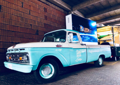 Ford F-100 Oldtimer mit 3,9mm LED-Wand  Ford F-100 Oldtimer mit 3,9mm LED-Wand